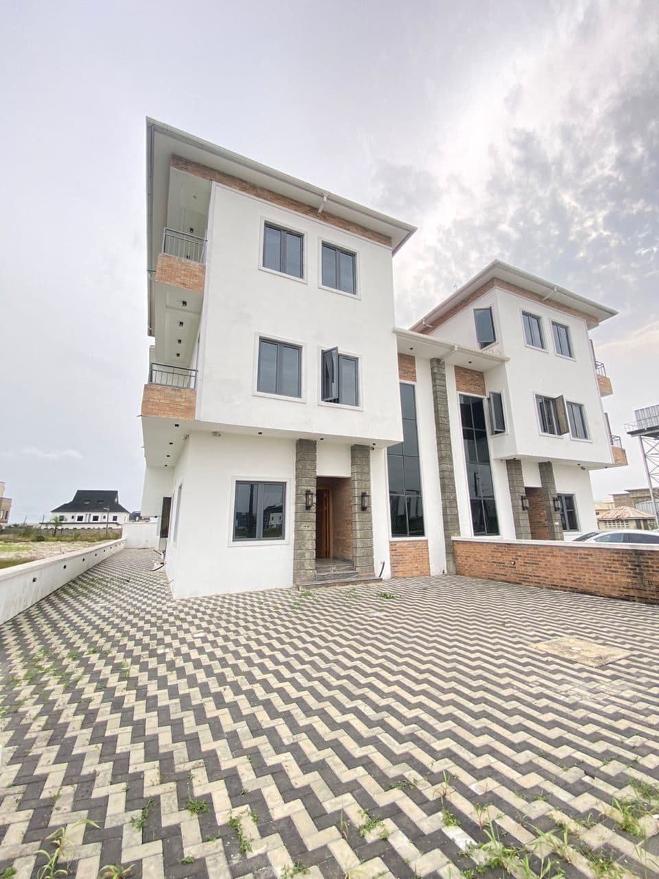 SPACIOUS 5 BEDROOM SEMI-DETACHED DUPLEX WITH TWO ROOMS DETACHED BQ